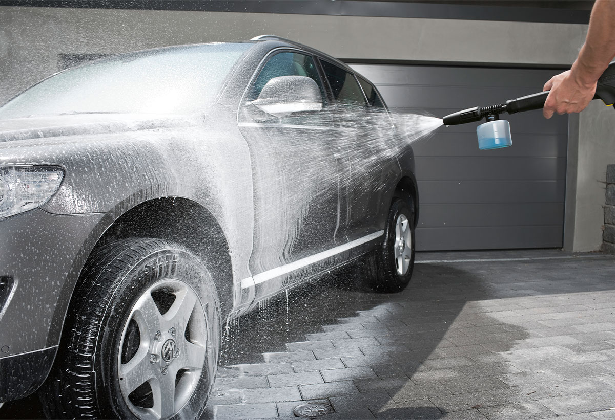 Εδώ απεικονίζεται ο χρήστης να πλένει ένα όχημα.